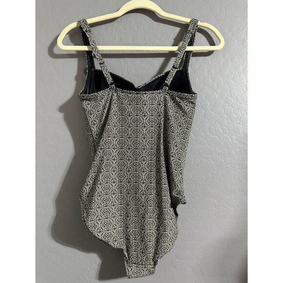 Nip Tuck Swim Women's One Piece size 6 NWOT - Picture 4 of 6